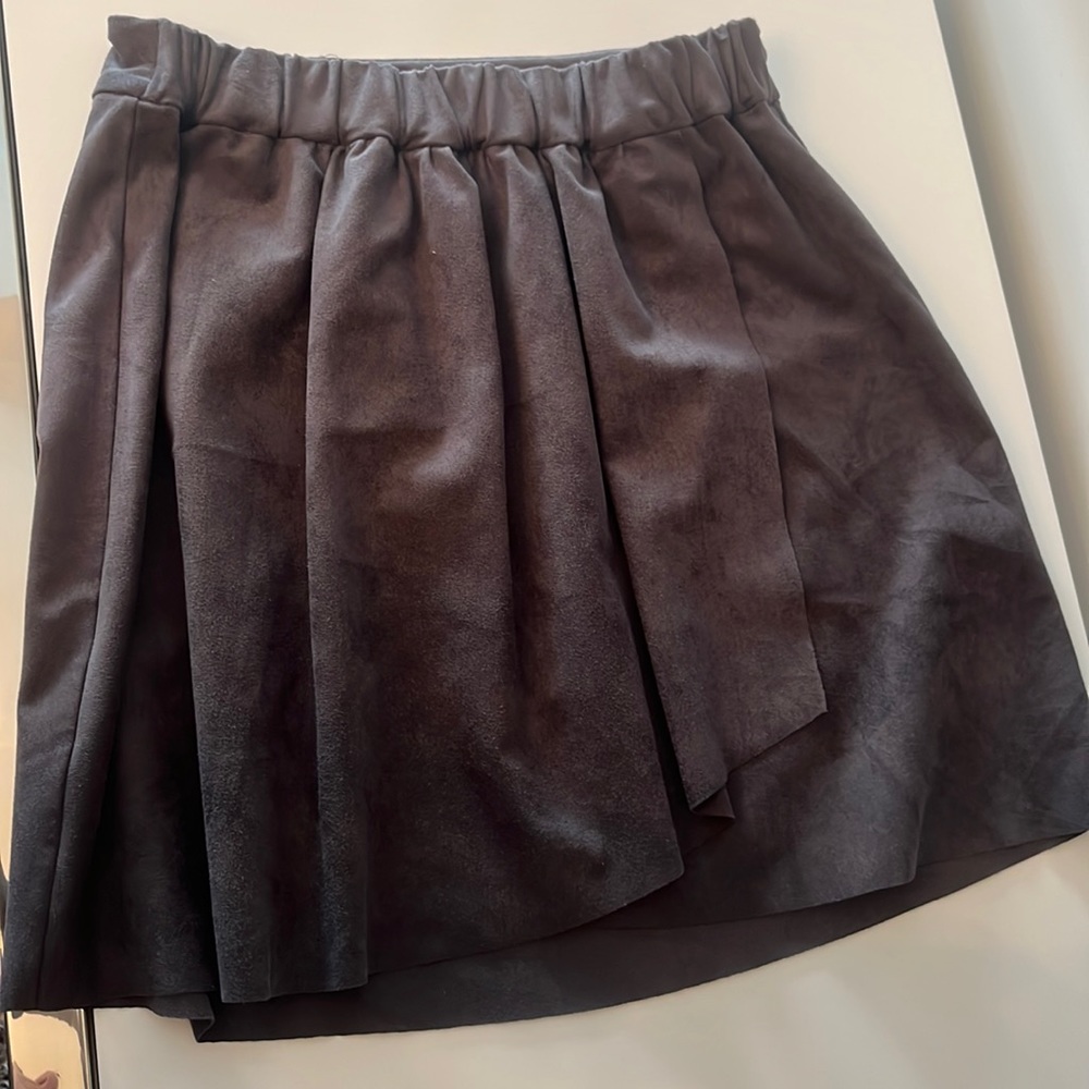 Aritzia (Wilfred free) suede gray skirt. Xs. Never worn